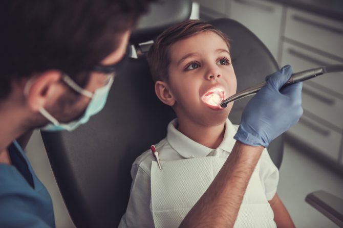 ¿A qué edad llevar a tu hijo por primera vez al dentista?